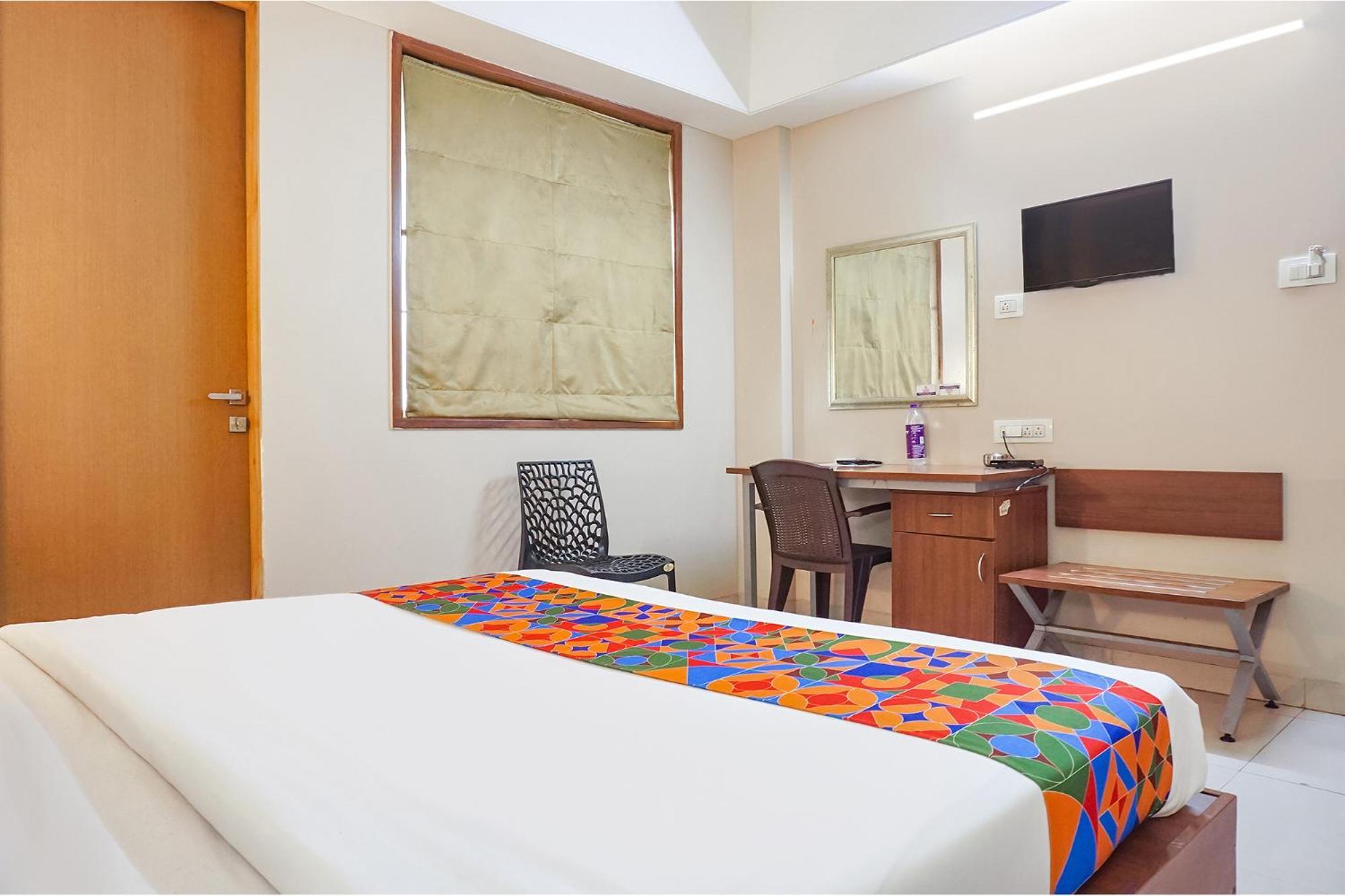 Fabhotel Classic Executive Phursungi Esterno foto