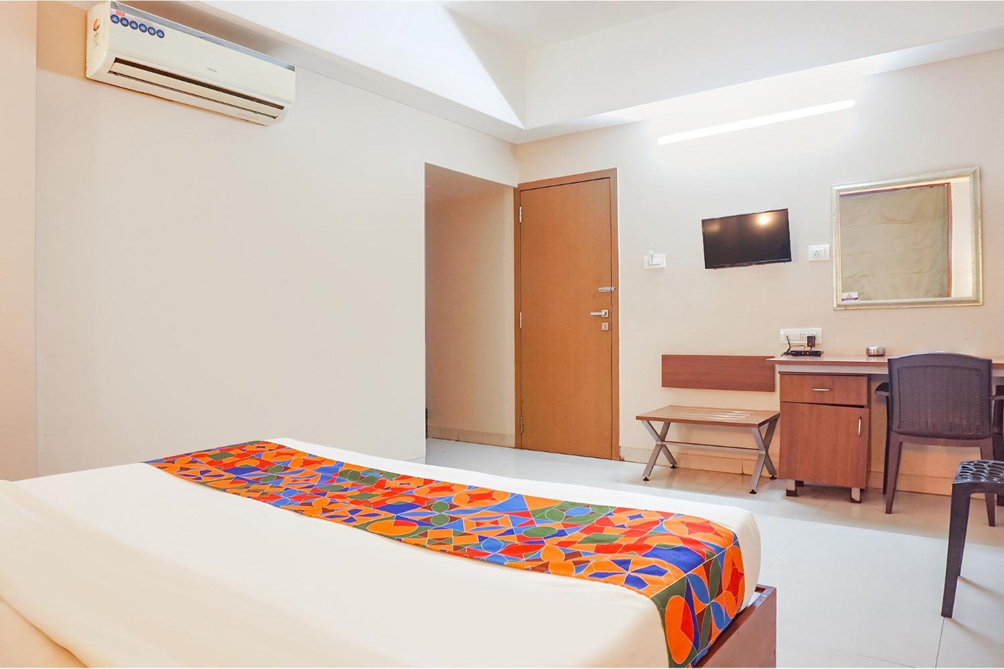 Fabhotel Classic Executive Phursungi Esterno foto