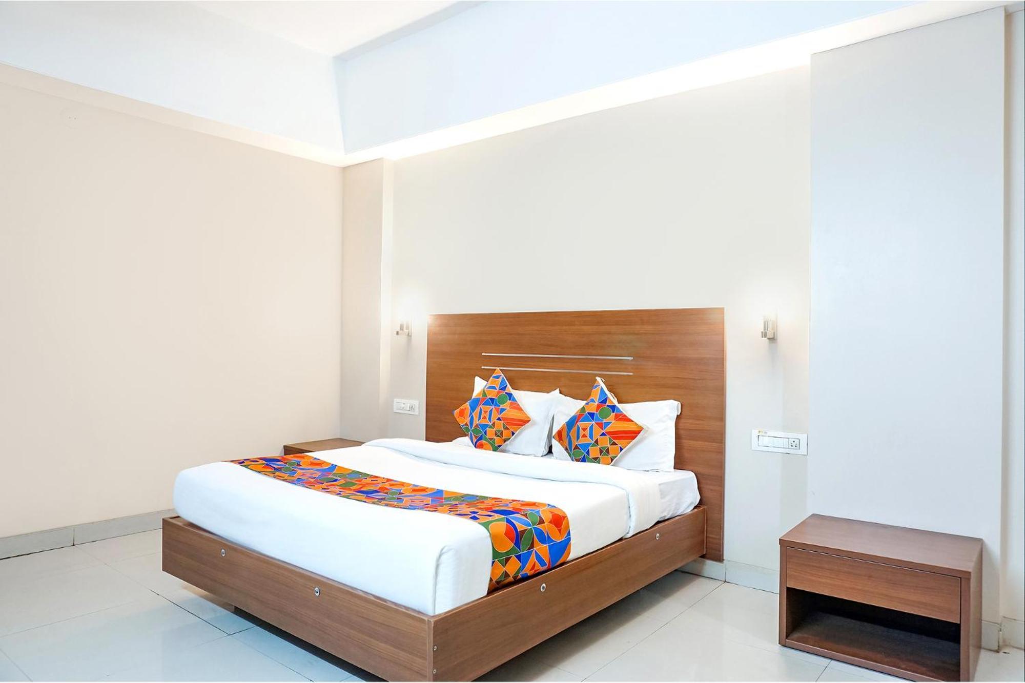 Fabhotel Classic Executive Phursungi Esterno foto